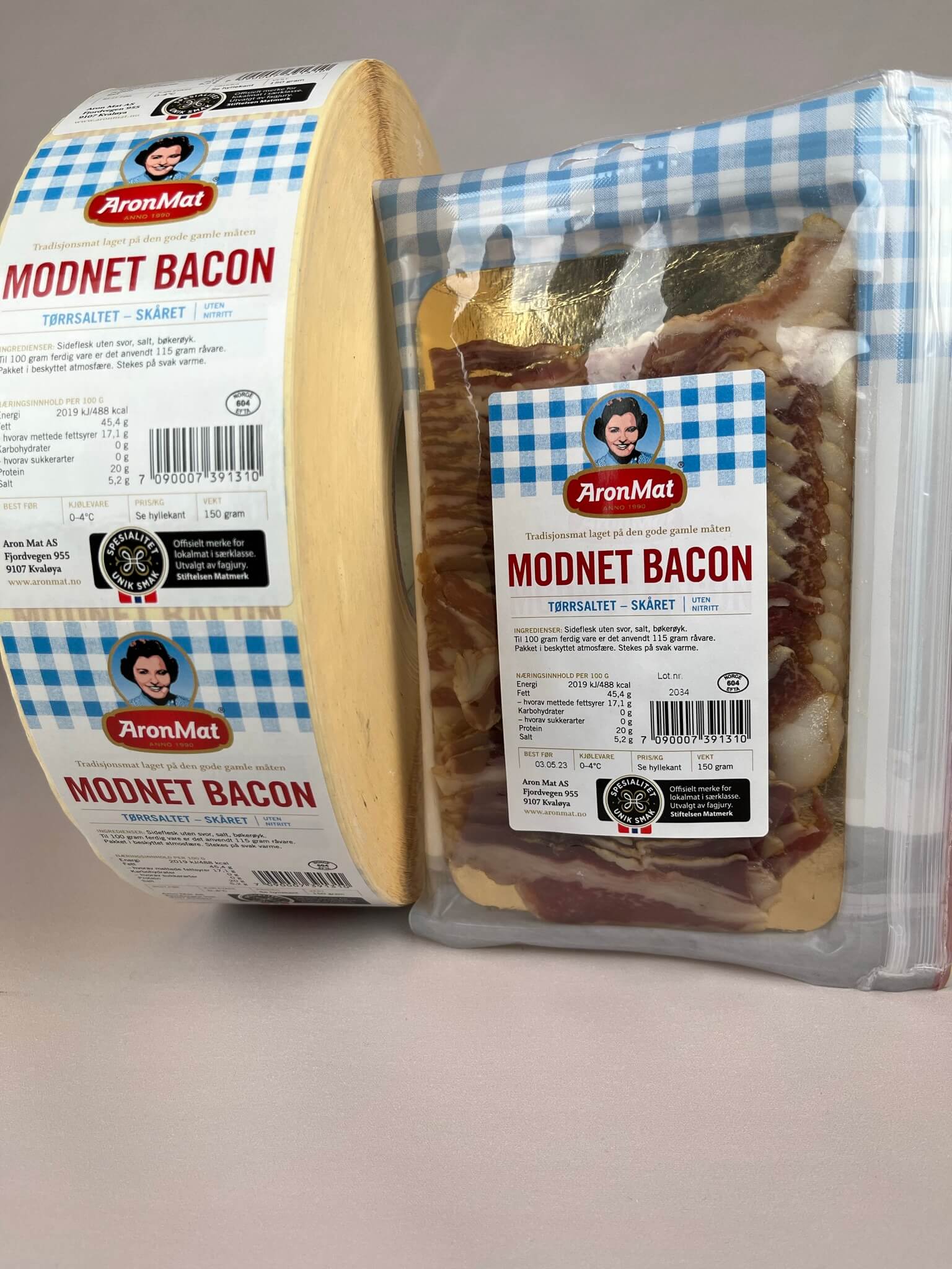 Bilde viser Modnet bacon med etikett rull og etikett laget av Ellco