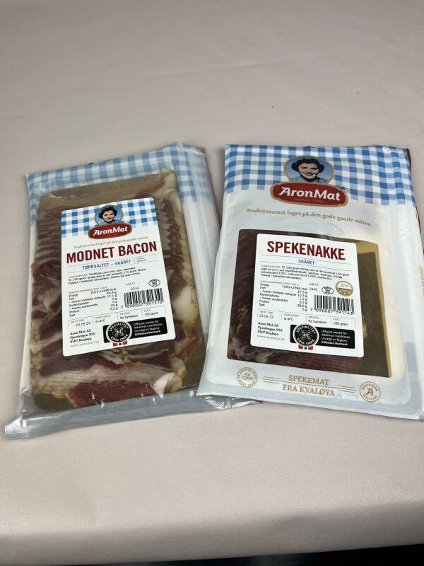 Bilde viser Modnet bacon og Spekenakke med etiketter laget av Ellco