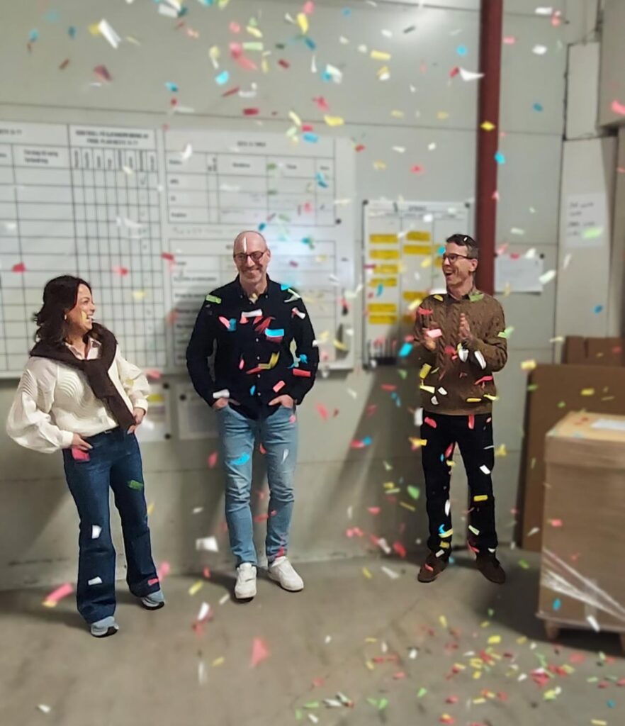 De nye medeierne Mona Dahle Enger og Tom Sagsveen ble introdusert av daglig leder Christian Egedius og en konfettikanon 27. mars.